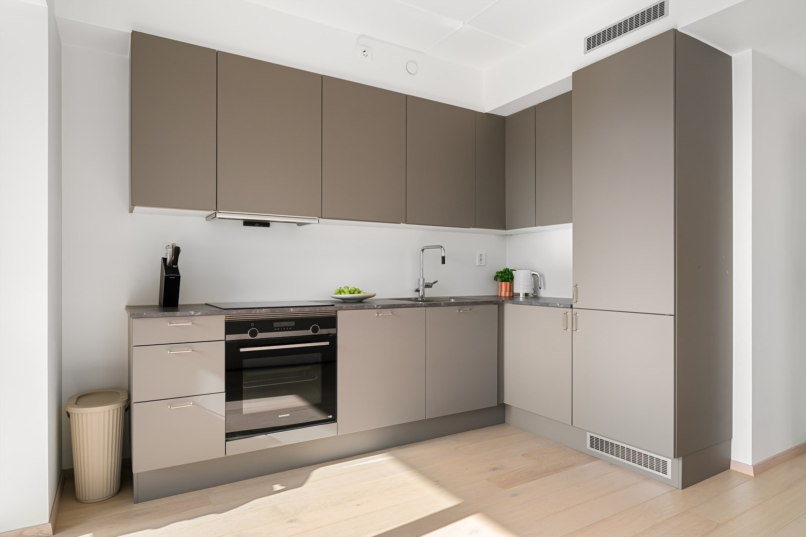 Sosialt kjøkken med innebygd komfyr, kjøl/frys, koketopp og oppvaskmaskin Galleribilde