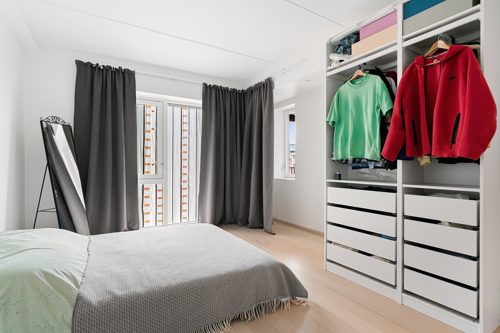 Stort hovedsoverom med plass til dobbeltseng og nattbord på hver side Galleribilde