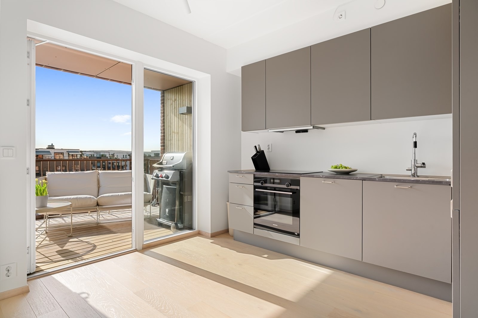 Det delikate kjøkkenet ligger i en åpen løsning mot stuen Galleribilde