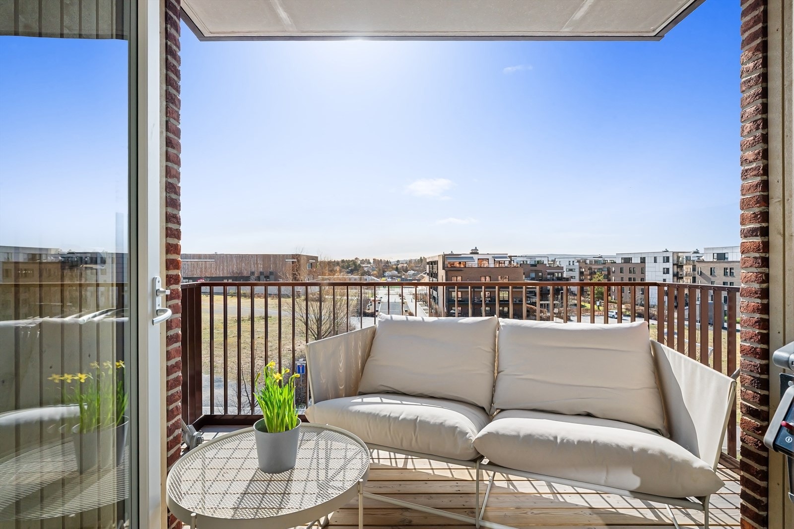 Fra stuen er det utgang til deilig balkong med gode solforhold Galleribilde