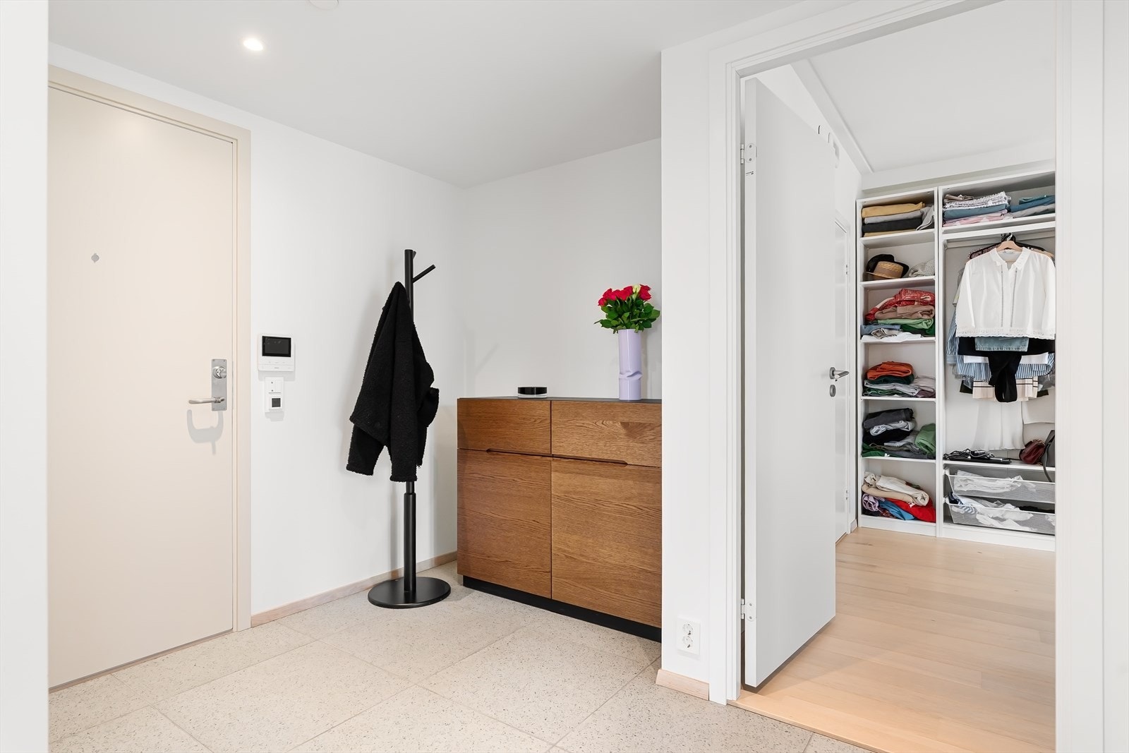 Romslig og innbydende entré med plass til garderobe Galleribilde