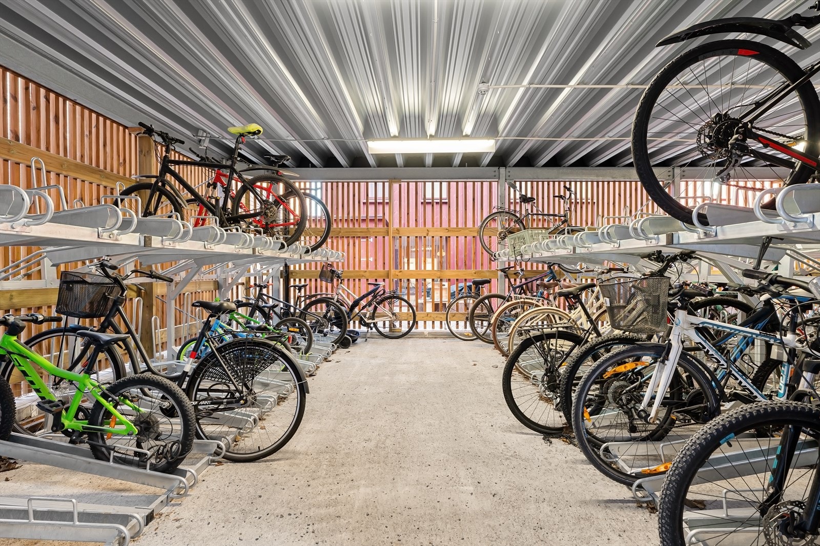 Sykkelparkering ute Galleribilde