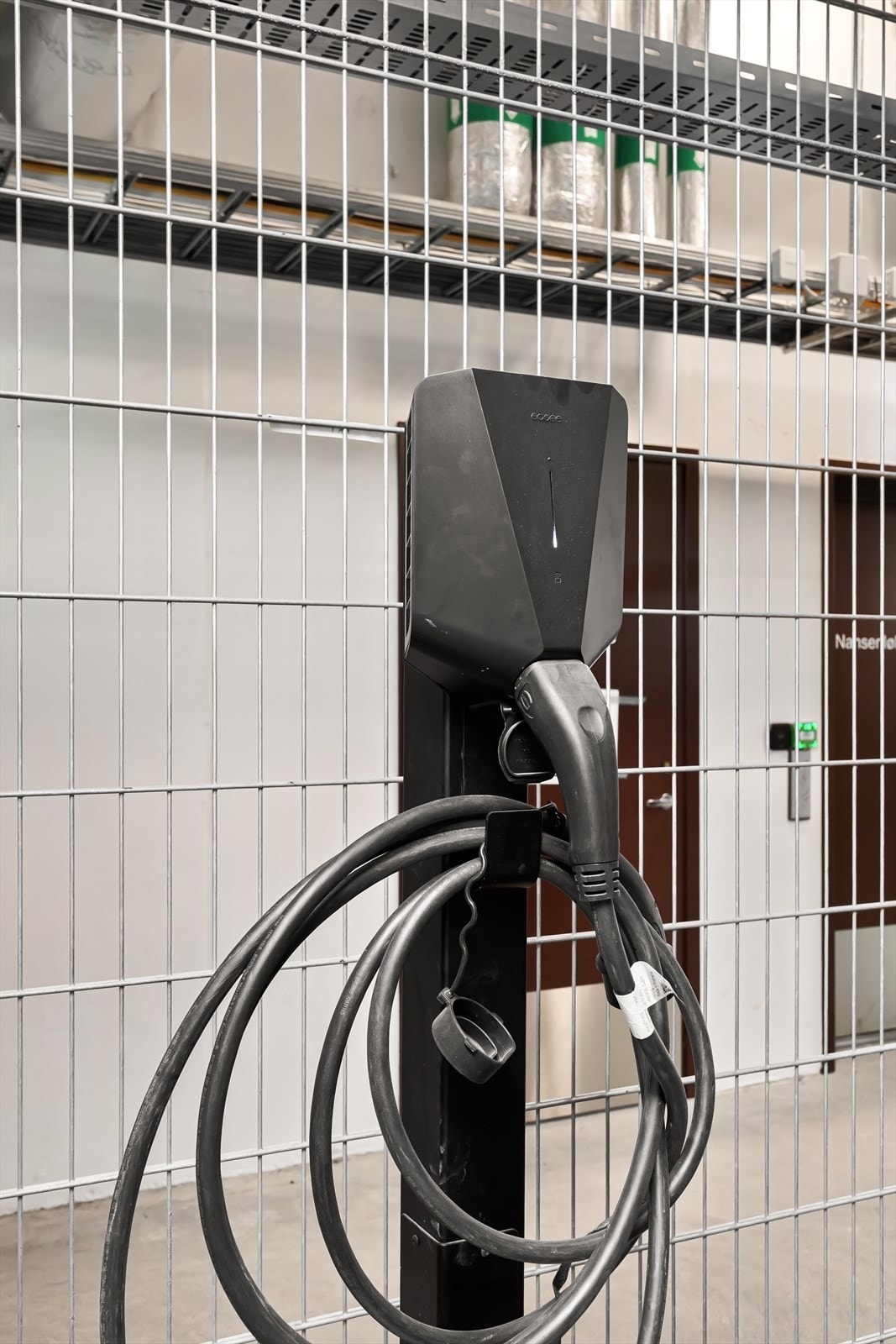 Ladeboks ved garasjeplassen Galleribilde