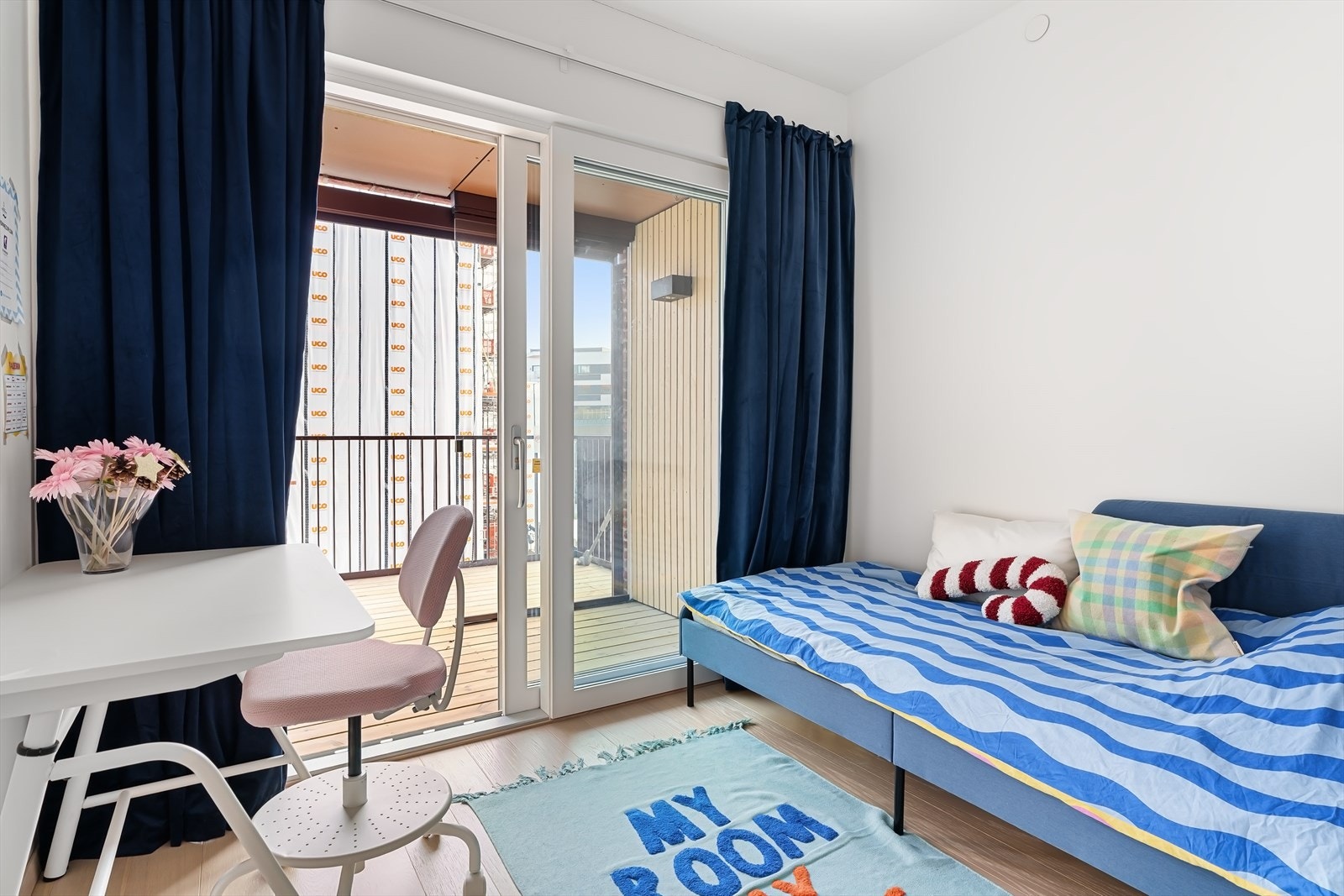 Soverom nr 2 har utgang til vinterhave og balkong nr 2 Galleribilde