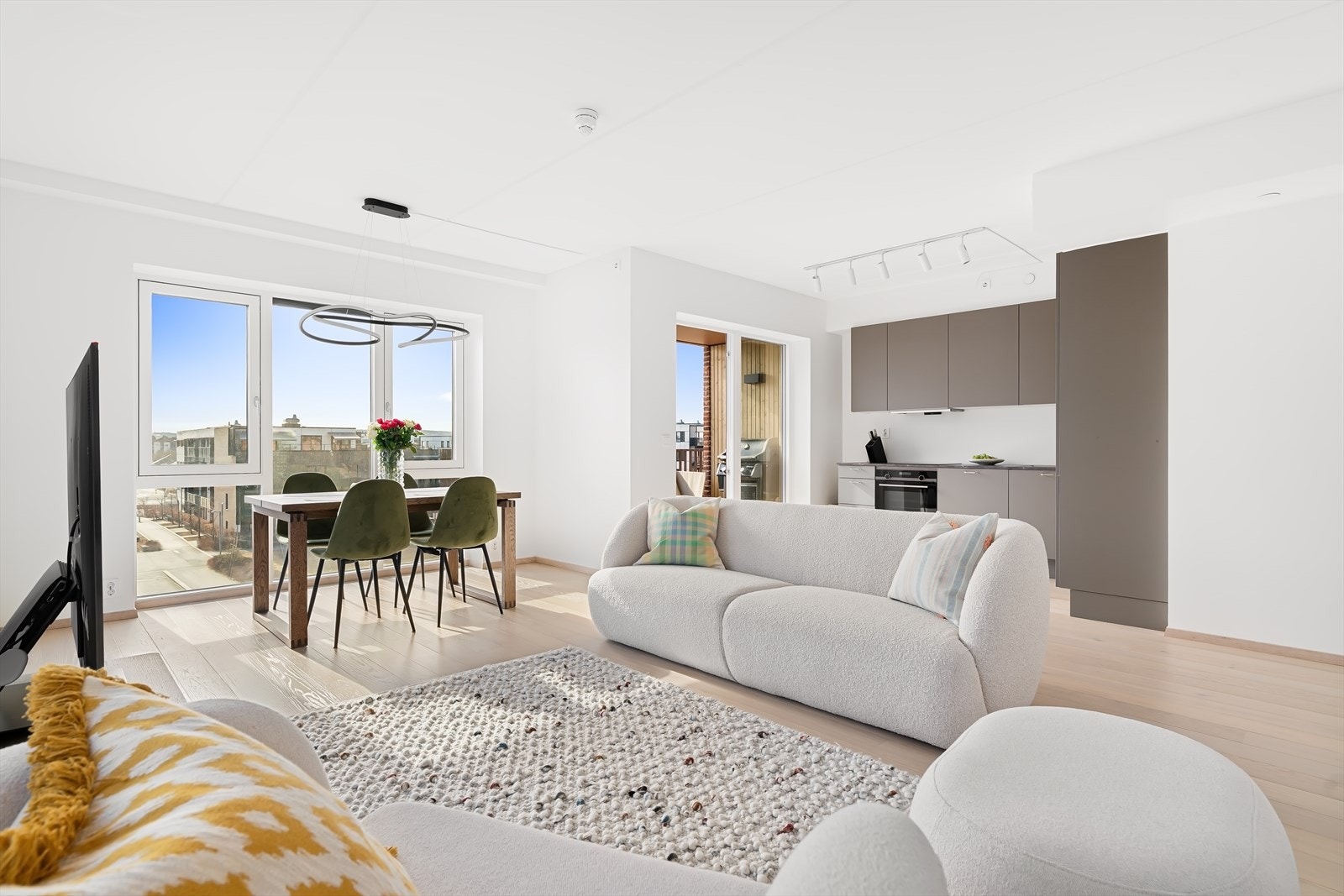 Stuen er av meget stor størrelse som gir gode muligheter for ønsket møblering Galleribilde