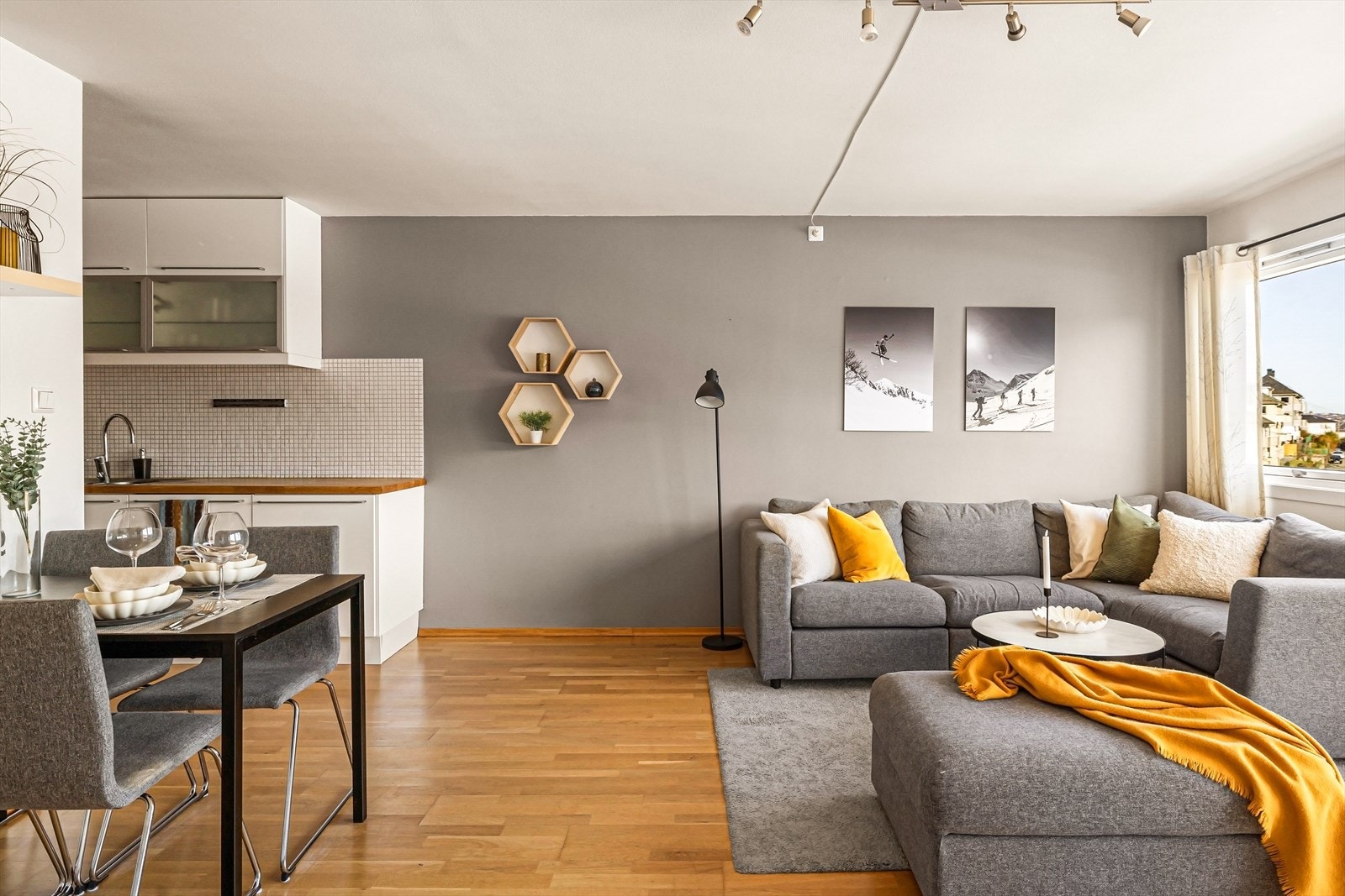 Stue har plass til romslig sofa og spisebord. Galleribilde