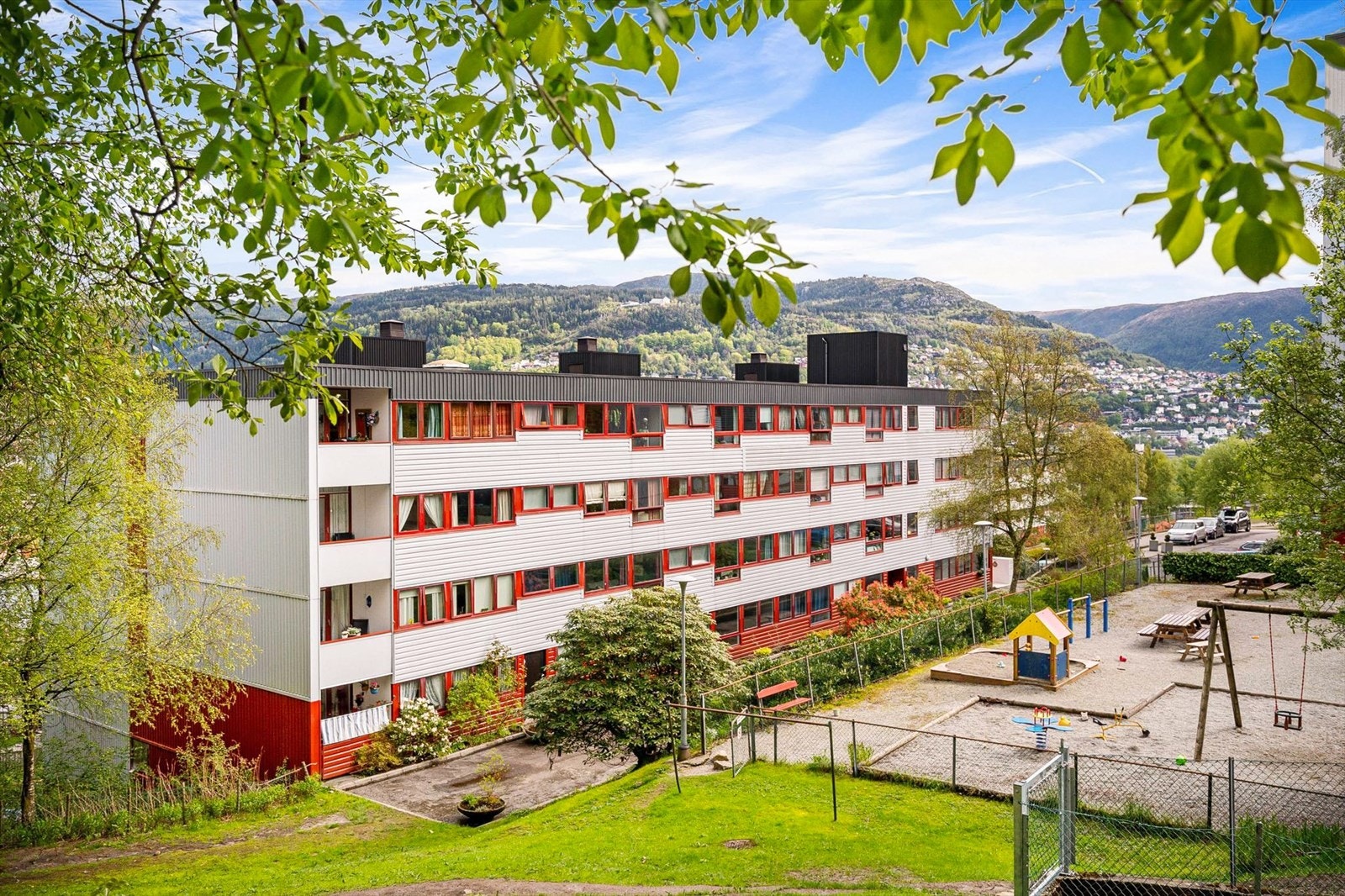 Ligger i 1 etasje i denne blokken med inngang fra denne siden. Galleribilde