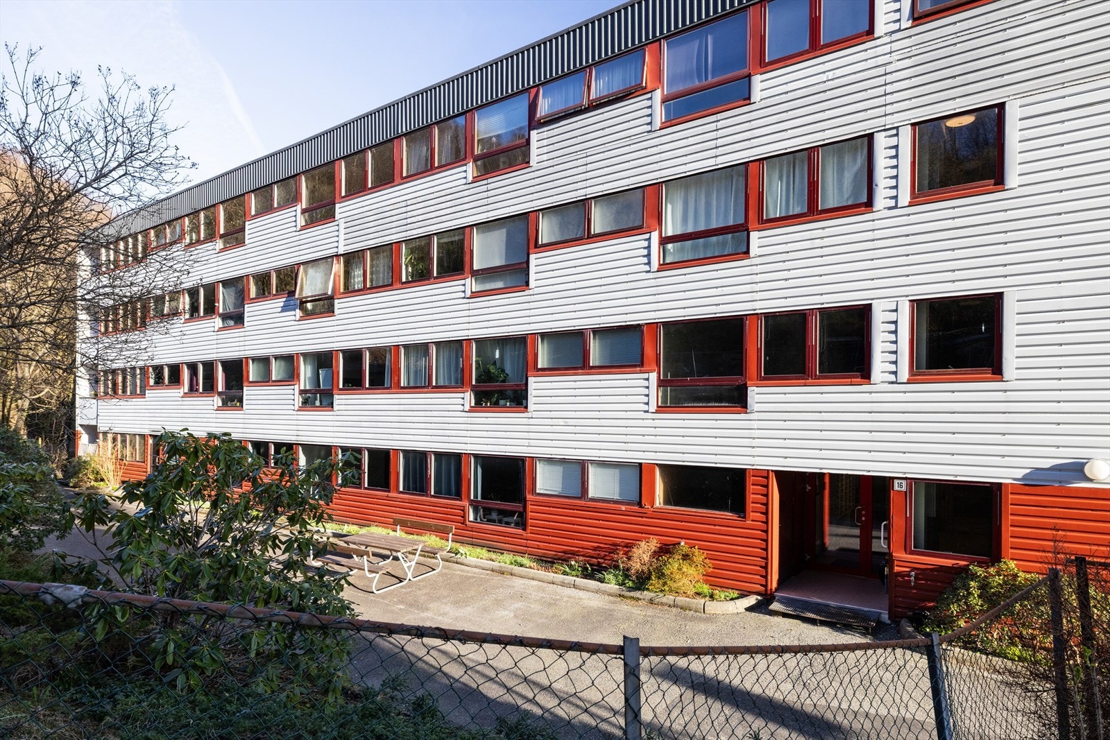 Rett inn fra bakkeplan, nr 16. Galleribilde