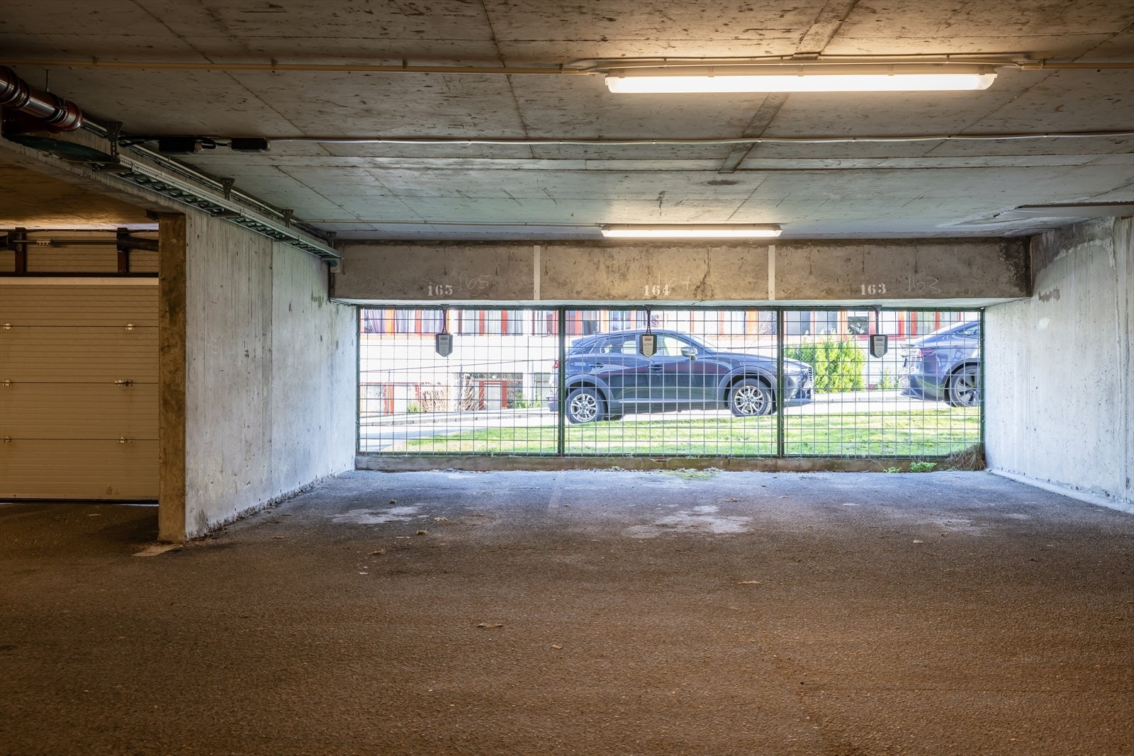 Garasjeplass med lade-infrastuktur. Galleribilde