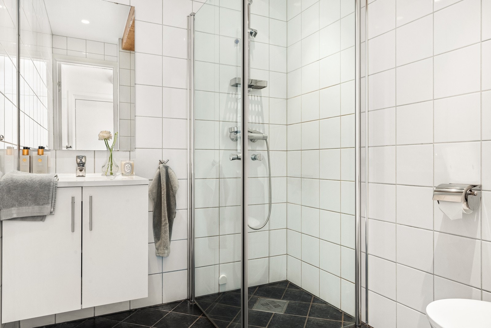 Badet er helfliset måler 3,7 kvm. Det er varmekabler i gulv, og spotter i taket. Galleribilde