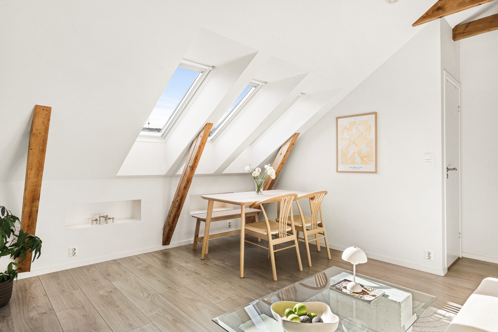 Videre fra entréen kommer du inn til hjertet av boligen, nemlig stuen! Galleribilde