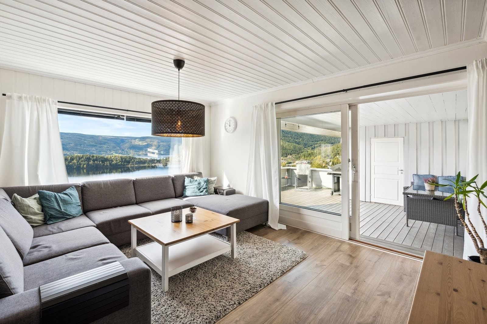 Flotte vinduer lar en nyte den vakre utsikten til Strandefjorden, og det er stor terrassedør med glassfelt ut til verandaen. Galleribilde