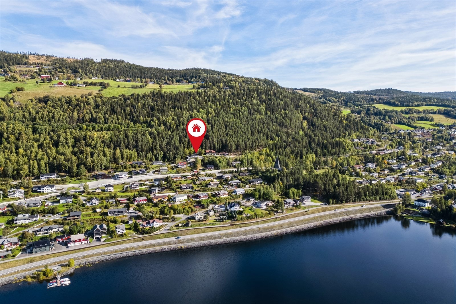 Med åpen og solrikt beliggenhet, og ikke minst, kort vei til "alt", er denne eiendommen i Garlivegen et flott sted å bosette seg. Galleribilde