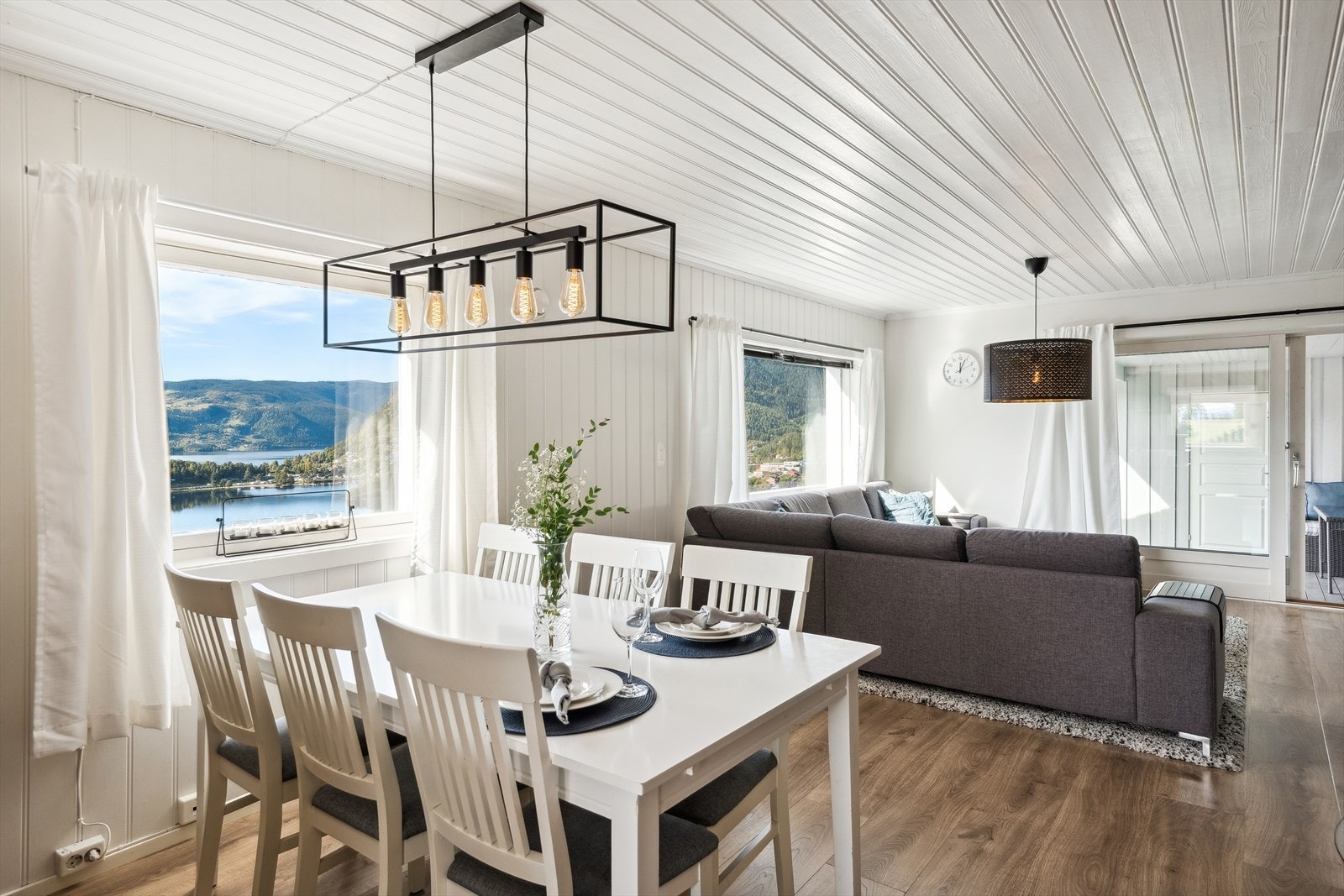 Den åpne løsningen, med god plass til flere sittegrupper, gjør det ekstra lyst og sosialt. Galleribilde