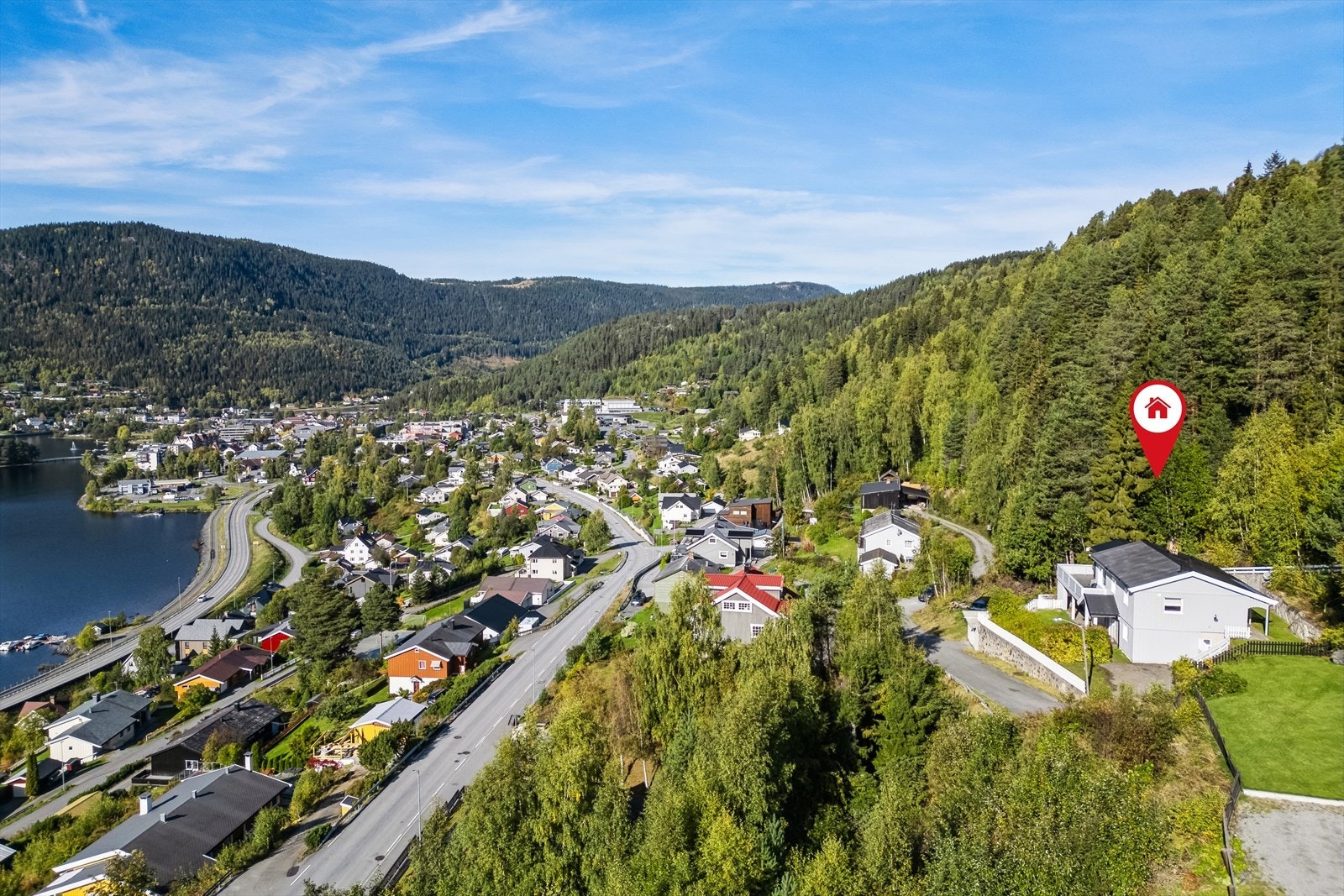Velkommen til Garlivegen 63! I Garlivegen 63 er det sol fra tidlig morgen til sent på kveld om sommeren, og flere timer midt på dagen vinterstid. Galleribilde