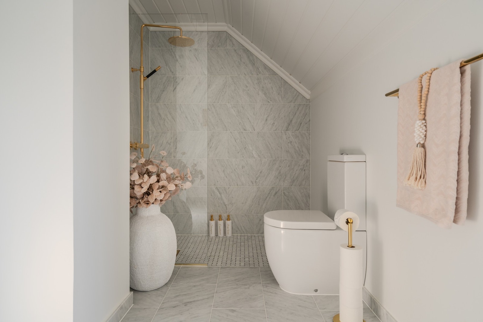 Totalrenovert lekkert bad i 2.etasje med blant annet carrara marmor. Galleribilde