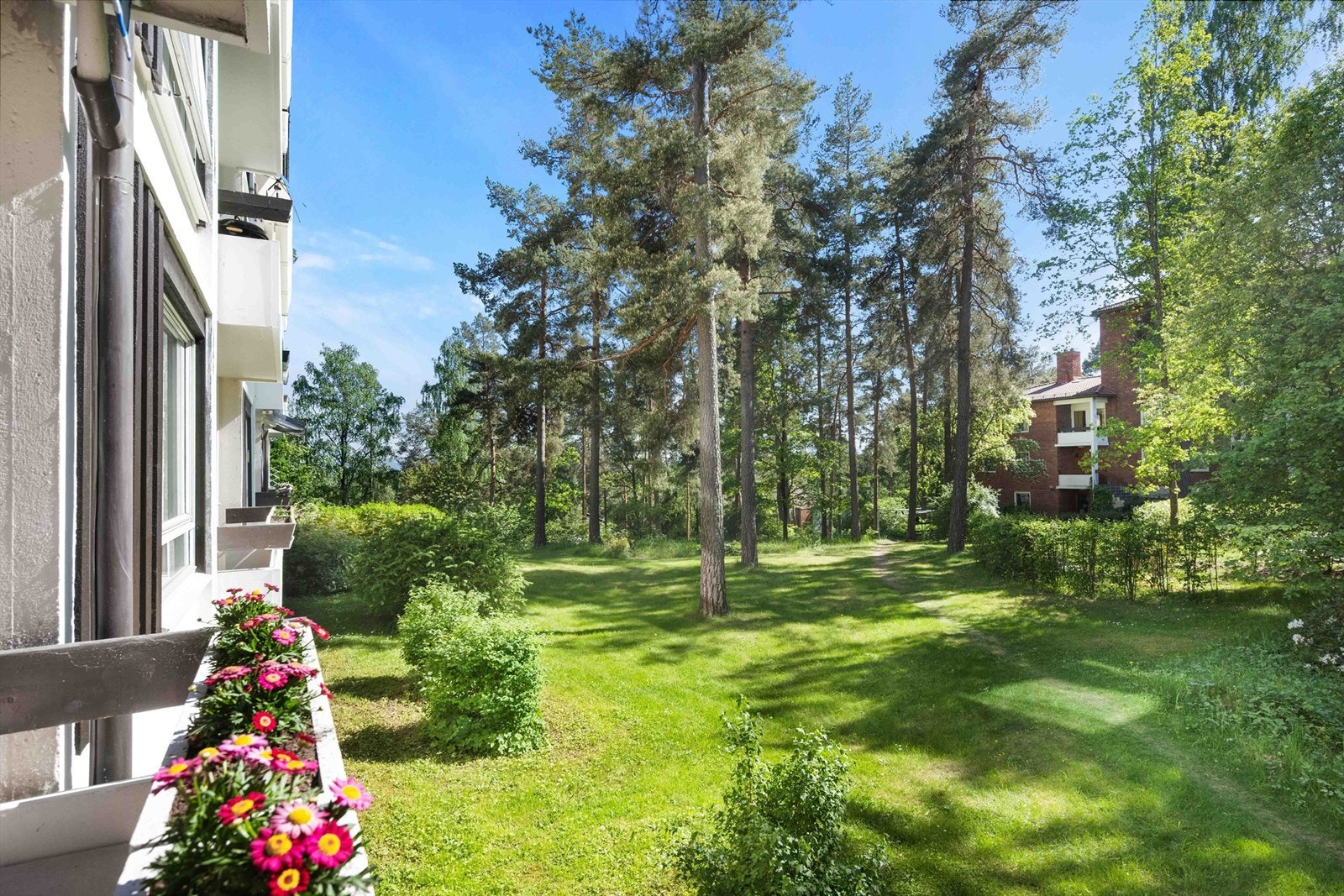Leiligheten er beliggende i et rolig og attraktivt område på Høvik med nærhet til sjøen. Galleribilde