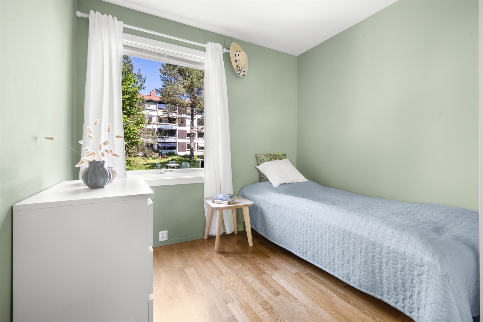Leilighetens andre rom har plass til seng, kommode og nattbord. Galleribilde