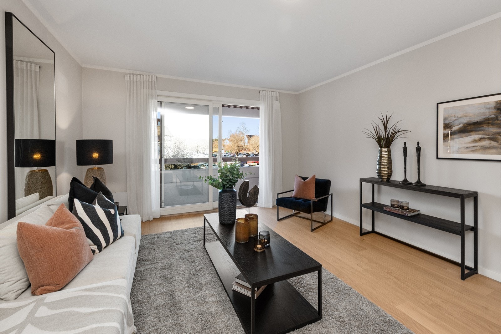 God plass til både spise og sittegruppe - utgang til vestvendt balkong via stor hev-/skyvdør Galleribilde