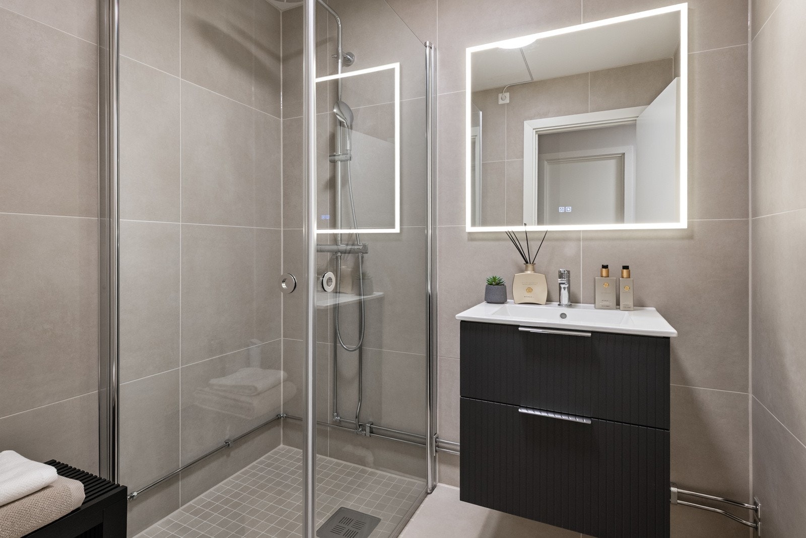 Helt nytt, totalrenovert bad med fliser, varmekabler og nytt lekkert sanitærutstyr. Plass for vaskemaskin. Galleribilde