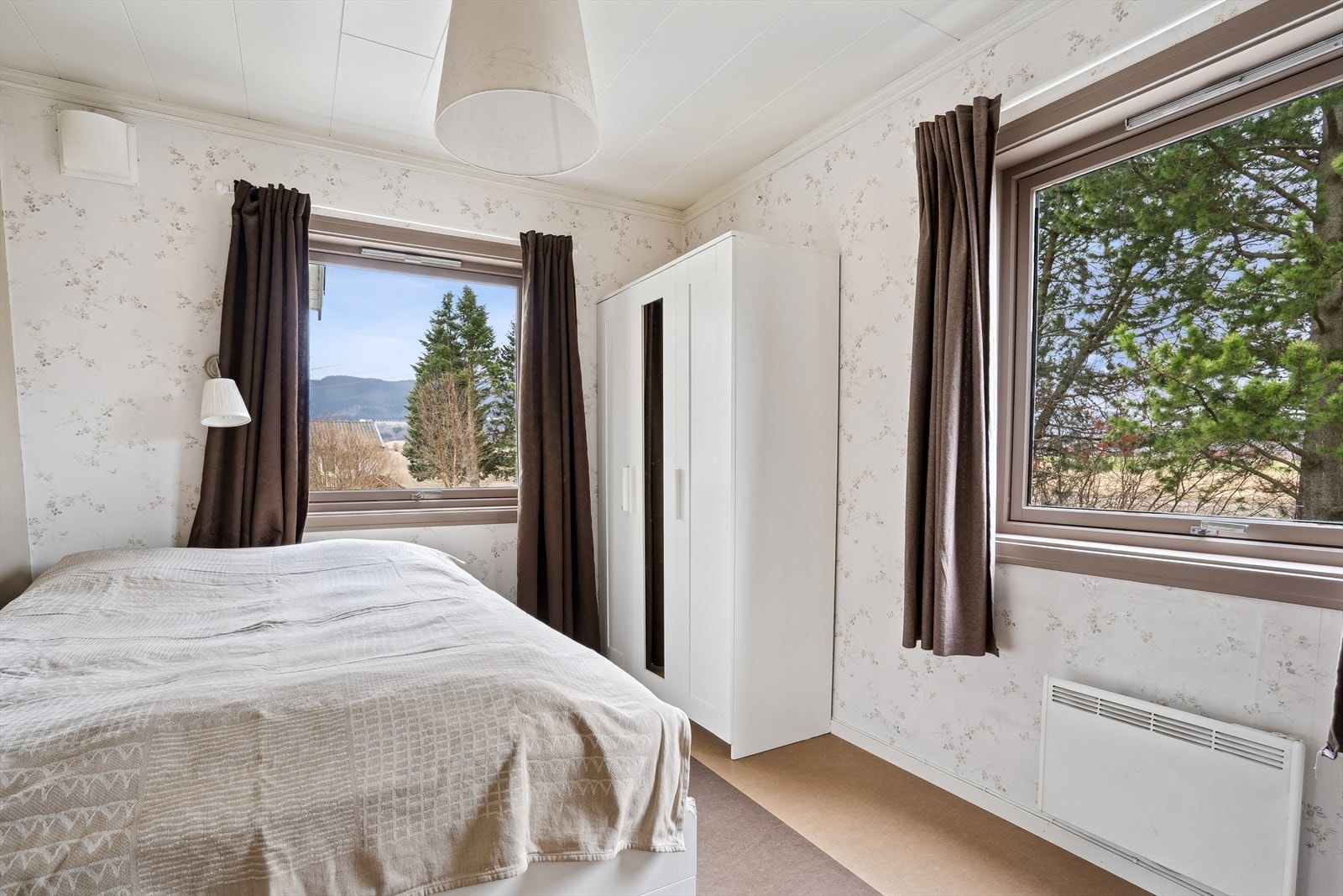 Begge soverommene i 1. etasje har medfølgende garderobeskap. Galleribilde