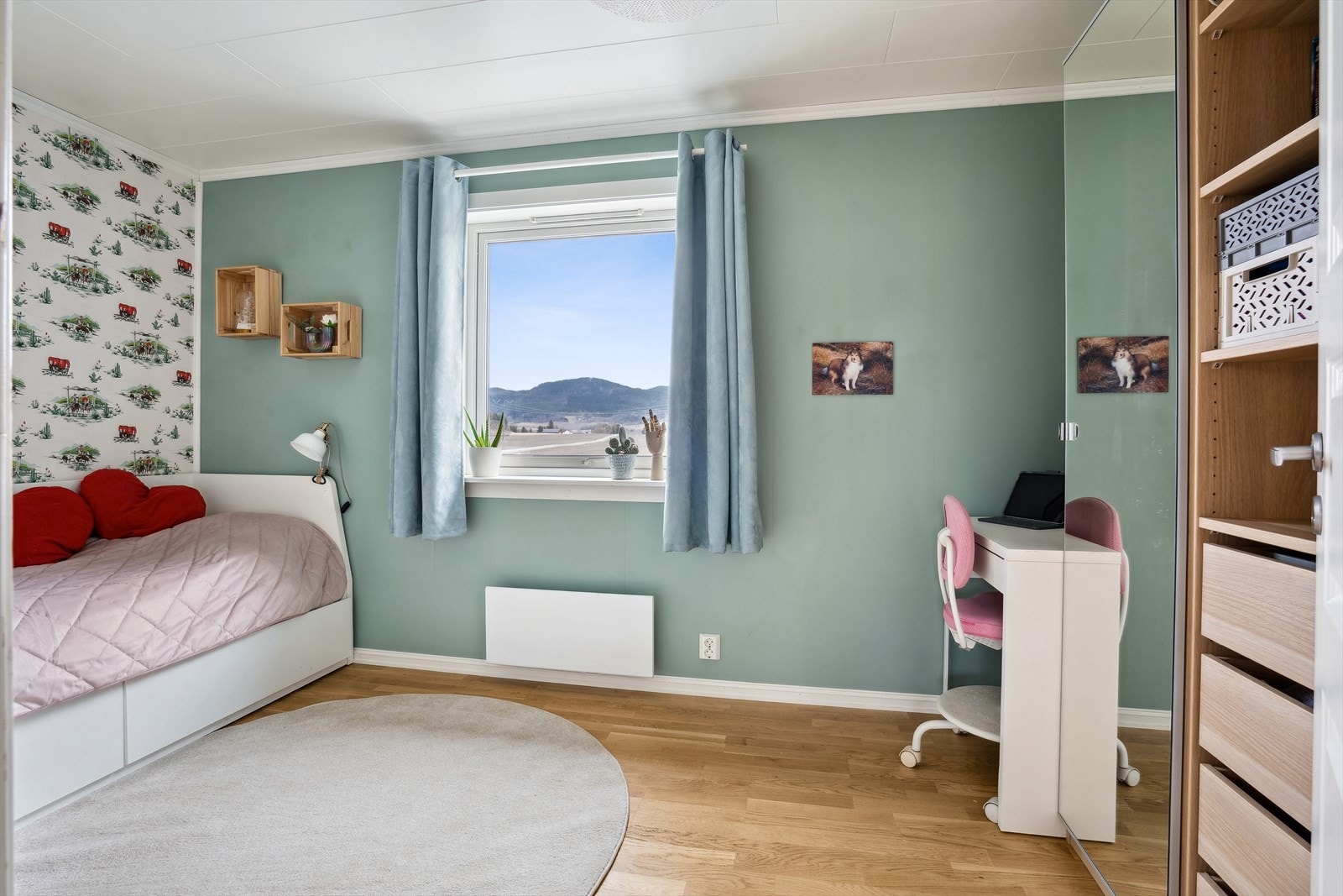 Alle rommene har store vinduer for gode luftemuligheter og fin, naturlig lyssetting. Galleribilde