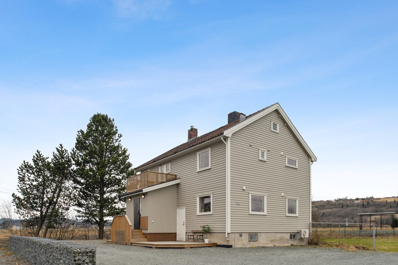 Den store, inngjerdede hagen byr på rikelig med trygg boltreplass for både to- og firbeinte. Galleribilde