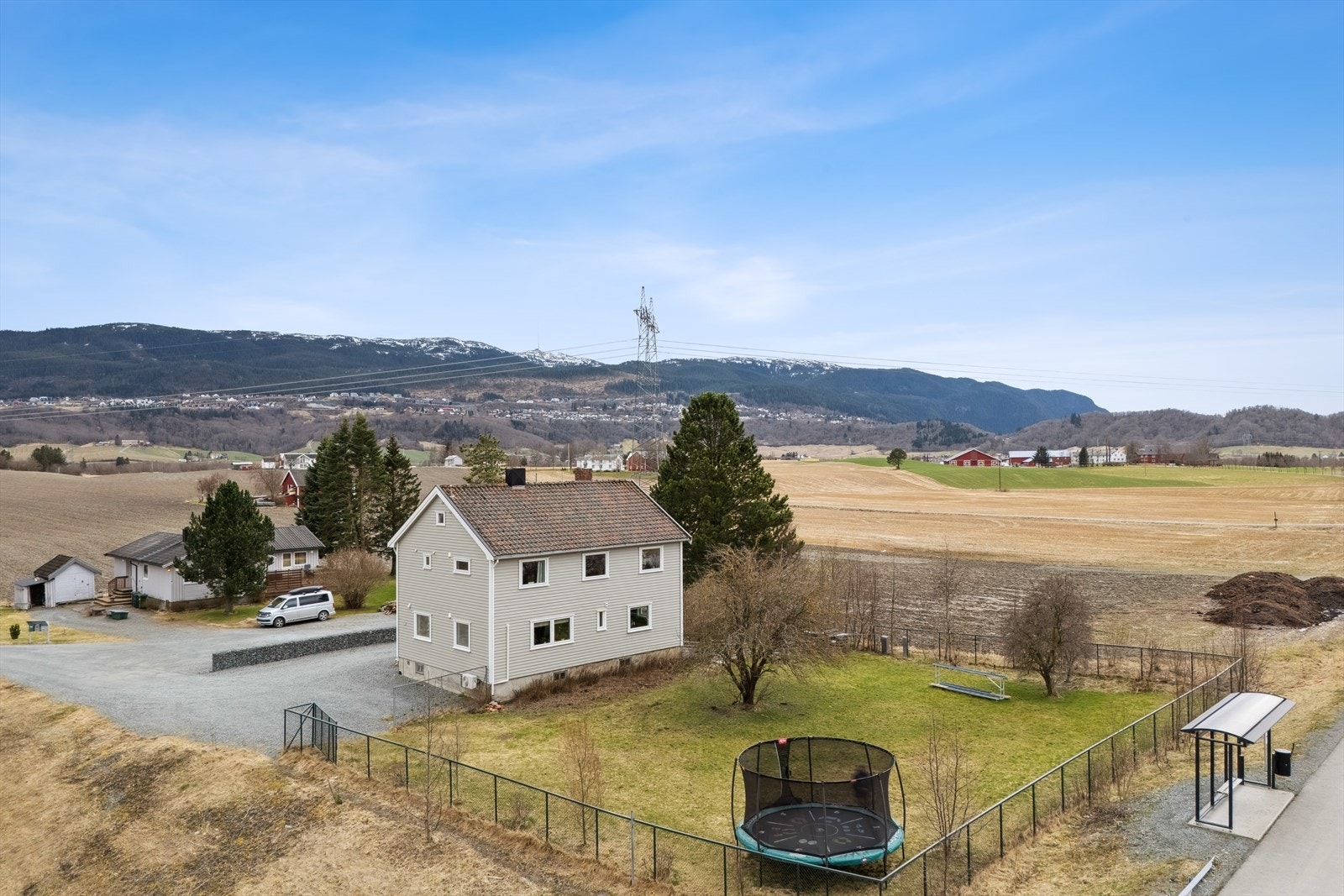 Aktiv Eiendomsmegling v/Ludvig Bøgseth har gleden av å presentere Melhusvegen 172 - en stor, innholdsrik enebolig. Galleribilde
