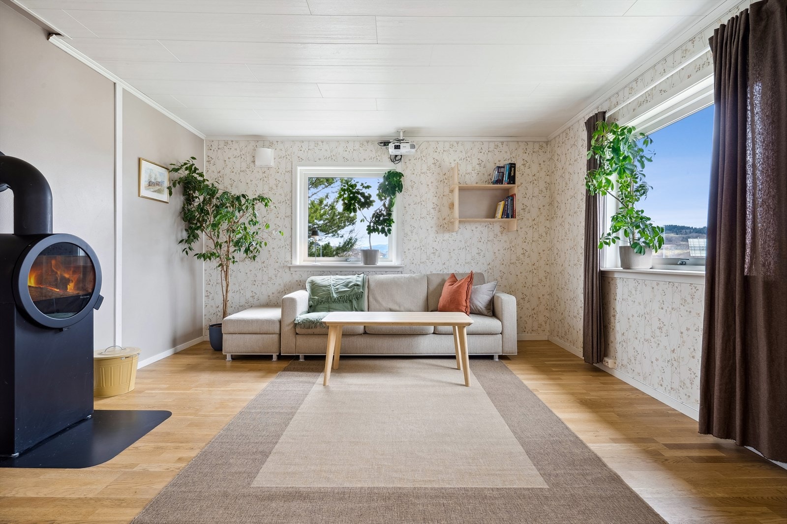 Det er montert peisovn i stuen i 2. etasje. Galleribilde