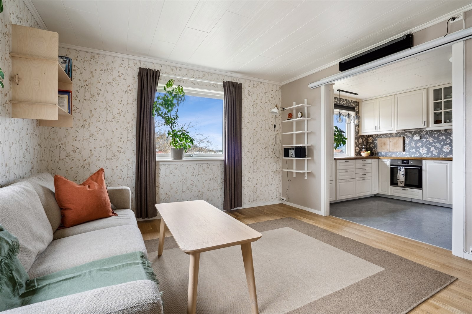 Det er dels åpen løsning mellom stuen og kjøkkenet i 2. etasje. Galleribilde