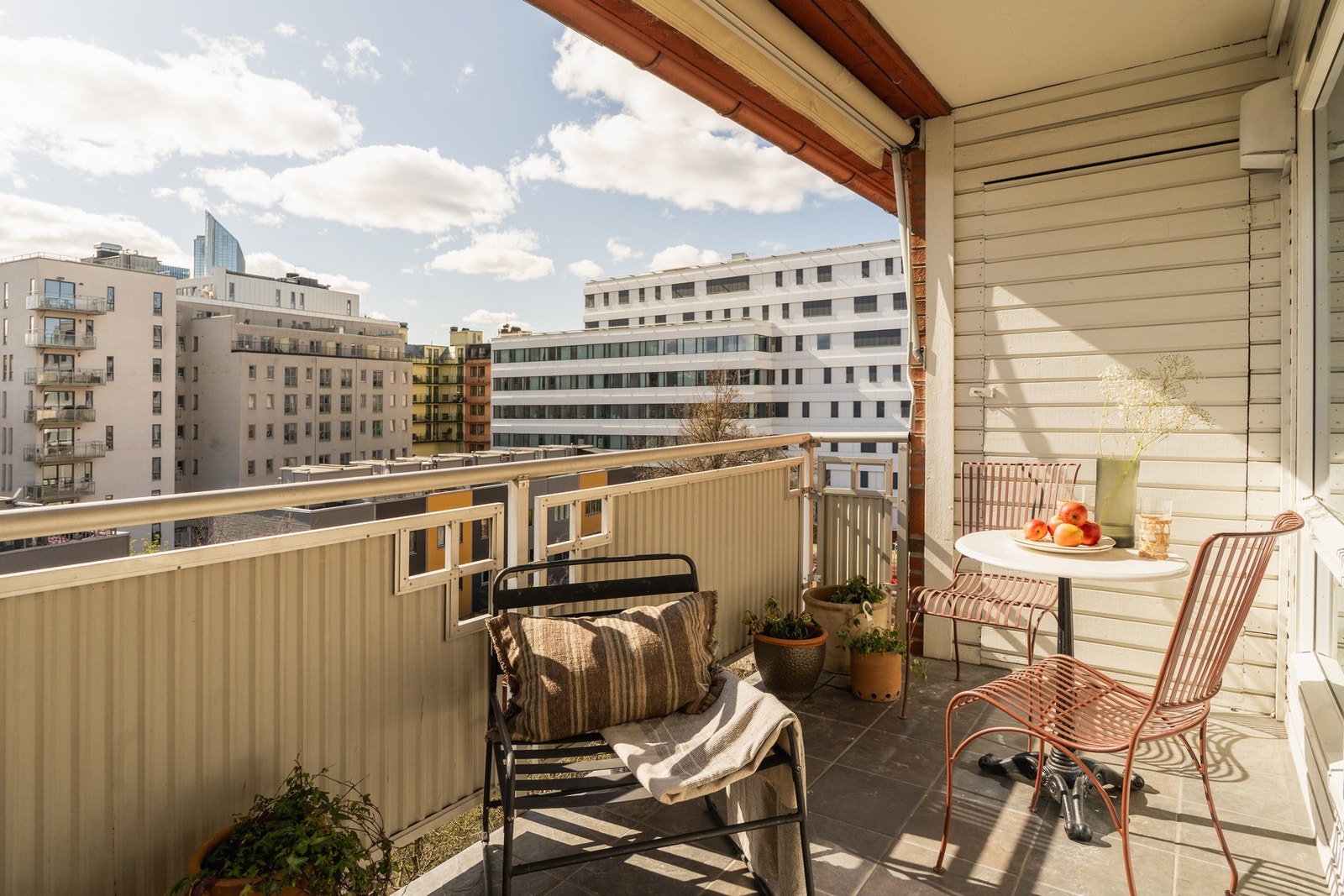 Stor, solrik balkong på 7 m2 vendt mot sydvest. Galleribilde