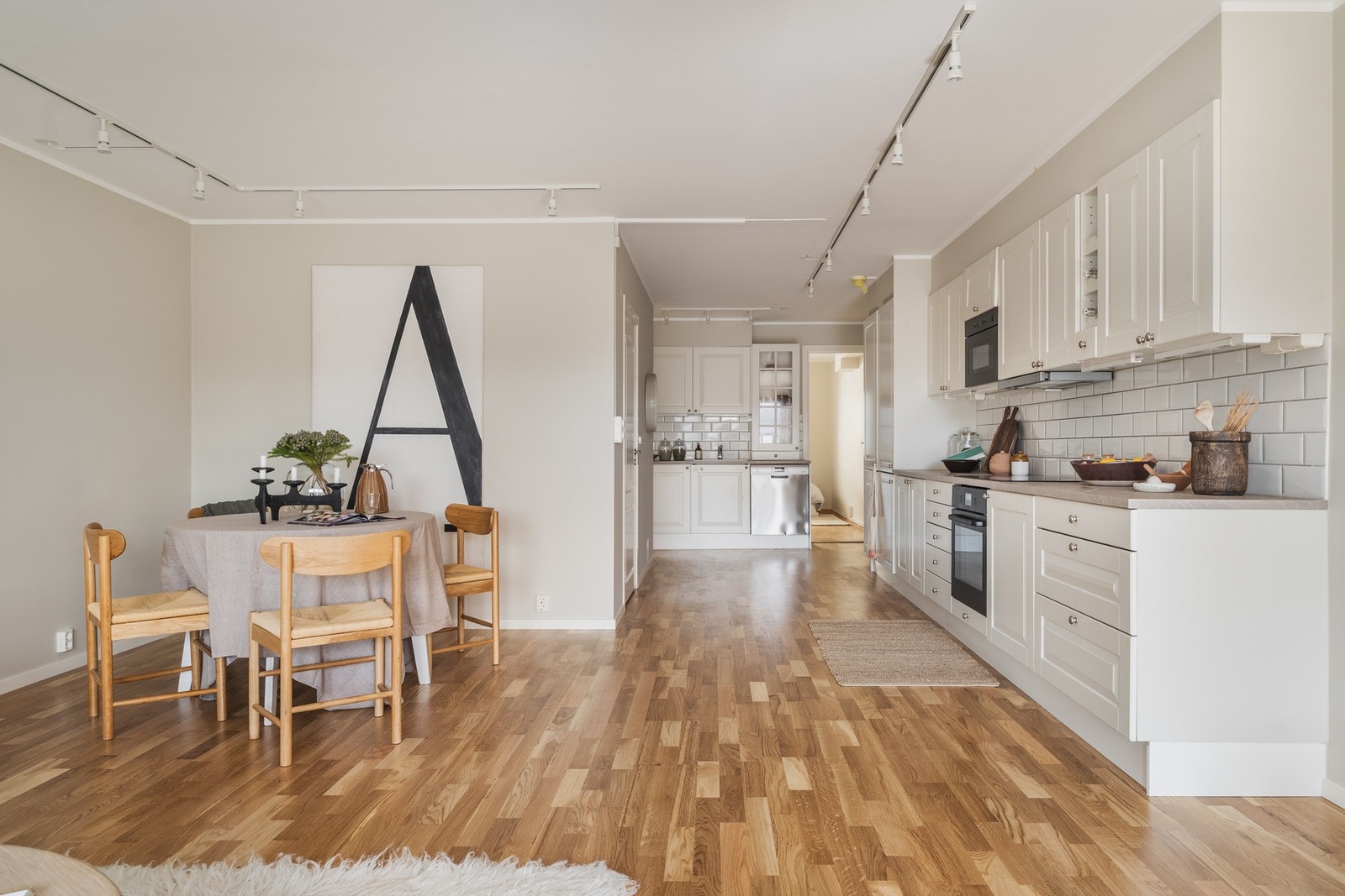 Gulvet er lagt med parkett og overflatene er malt i en moderne palett i 2025. Galleribilde