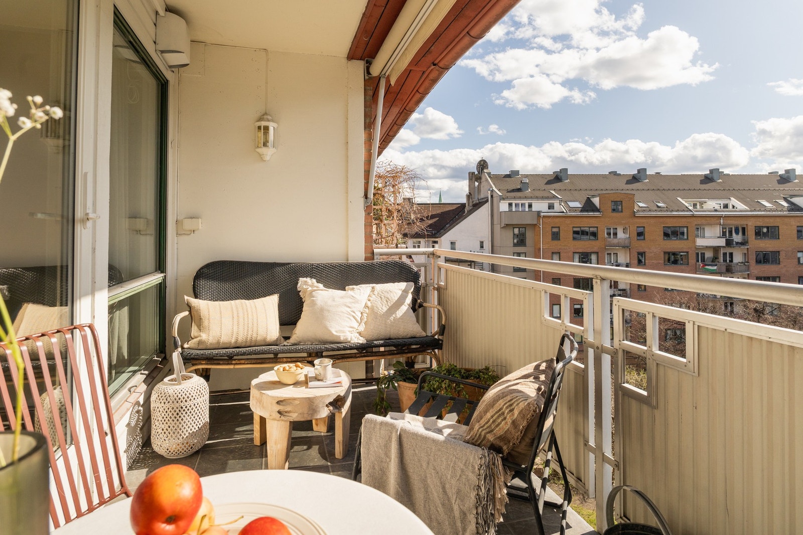 Balkongen vender mot et frodig gårdsrom og har gode solforhold. Galleribilde