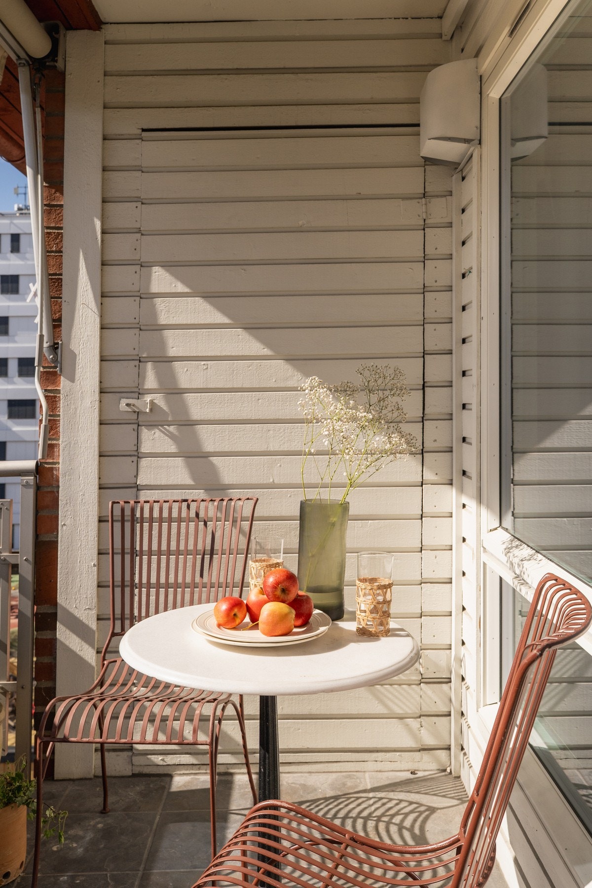 God plass til utemøbler. Galleribilde