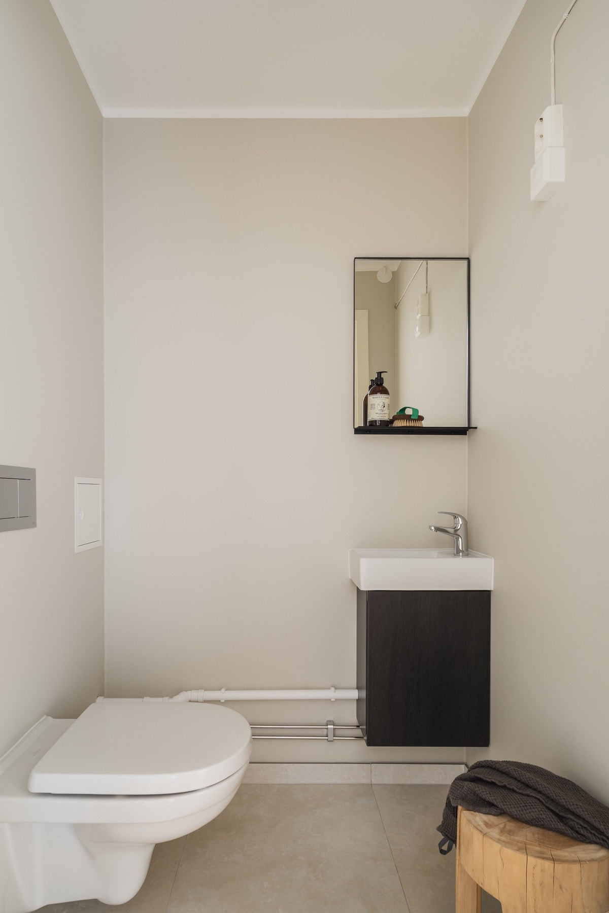 Praktisk, separat toalettrom med fliser på gulv. Galleribilde