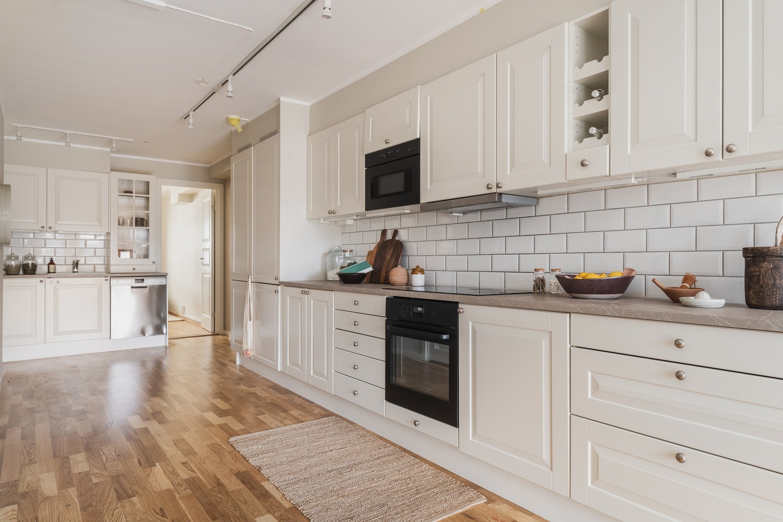 Kjøkkeninnredning med laminert benkeplate og integrerte hvitevarer. Galleribilde