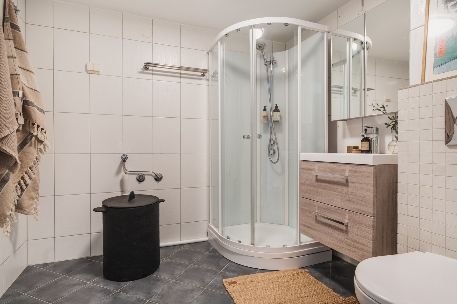 Romslig baderom med flislagte overflater og varme i gulv. Galleribilde