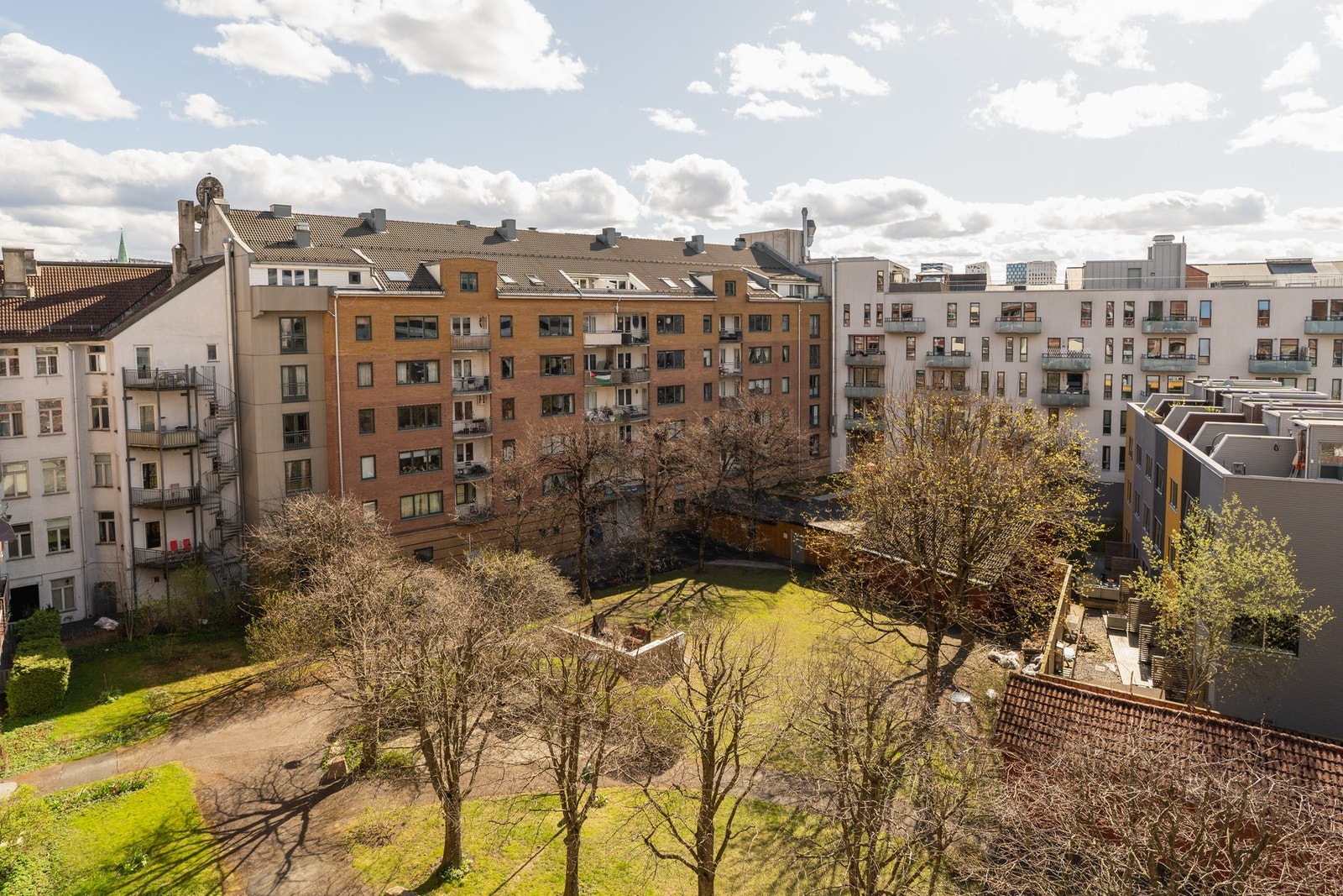 Utsyn over et skjermet og frodig gårdsrom. Galleribilde