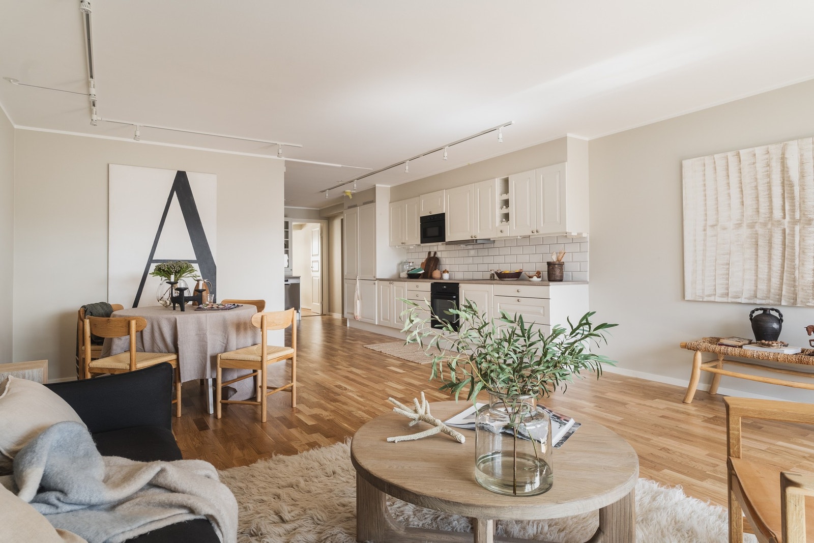 Åpen og sosial planløsning med naturlige soner. Galleribilde