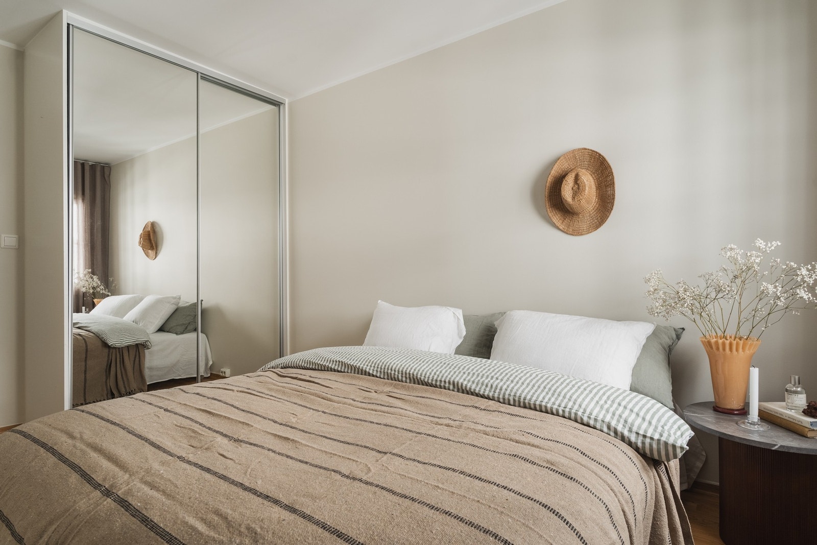 Soverommet er utstyrt med en praktisk skyvedørsgarderobe med speil. Galleribilde