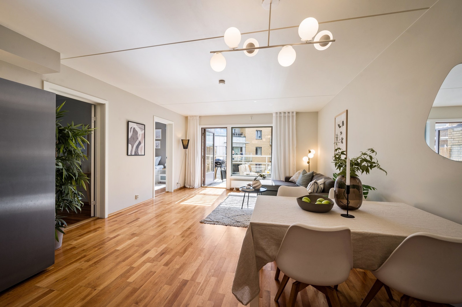 Overgangen mellom kjøkken og stue er et naturlig sted å innrede med et spisebord. Her er det god plass til langbord hvis du vil invitere venner og familie til middagsselskap. Galleribilde