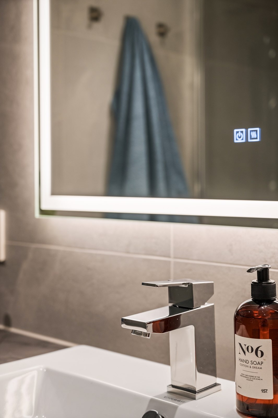 Over servanten er det et pent speil med belysning som kan dimmes i tre ulike fargetoner. Galleribilde