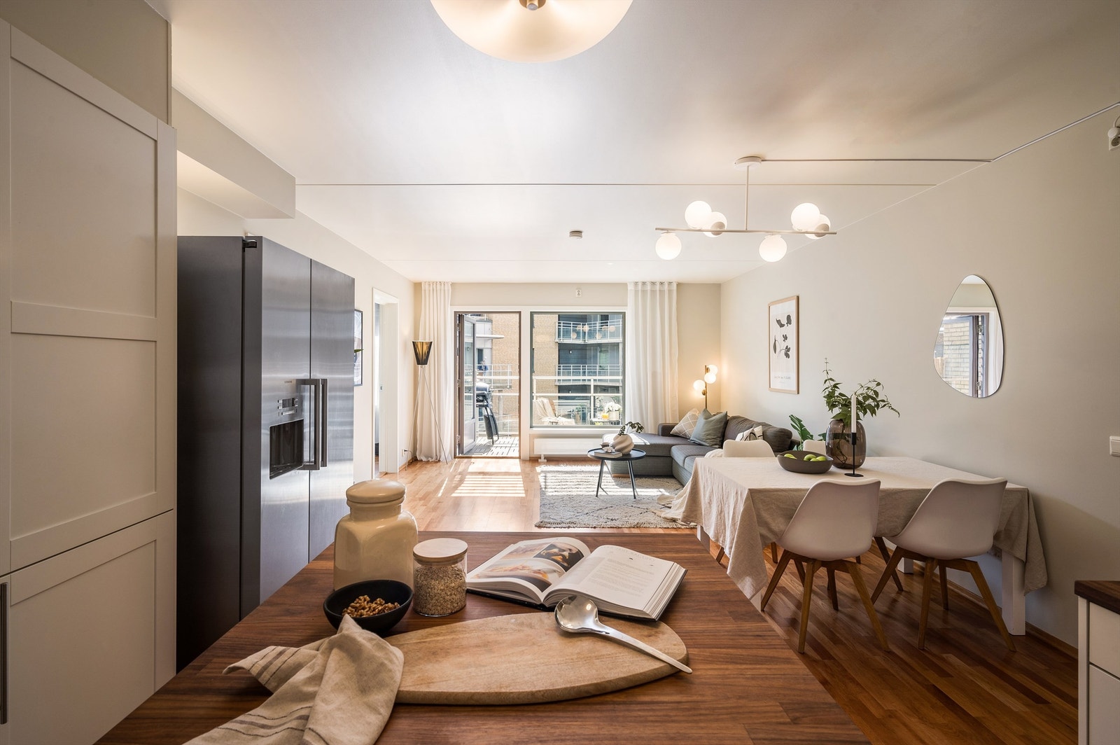 De store vindusflatene slipper inn rikelig med lys og skaper en lys og luftig atmosfære i boligen. Boligen har god standard, noe som gjenspeiler seg i TG1 på nesten alle elementer i tilstandsrapporten. Galleribilde