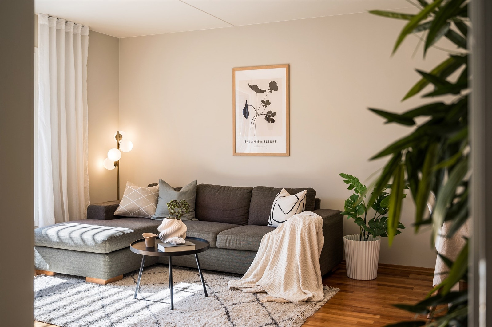 Hele boligen har gjennomgående behagelig fargevalg som gjør dette til et innbydende hjem. Galleribilde