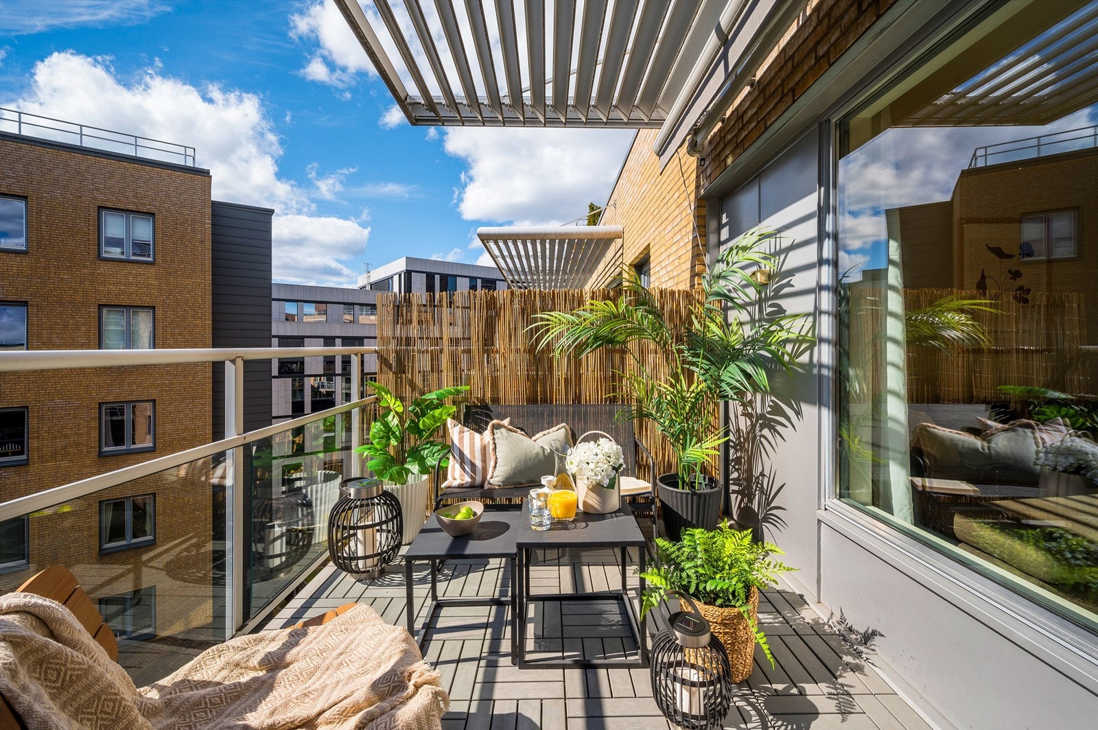 Balkongens gode størrelse gjør det enkelt å innredede med en hyggelig sittegruppe der årets varme dager kan nytes. Det er montert elektrisk markise som gir skygge hvis det ønskes. Galleribilde