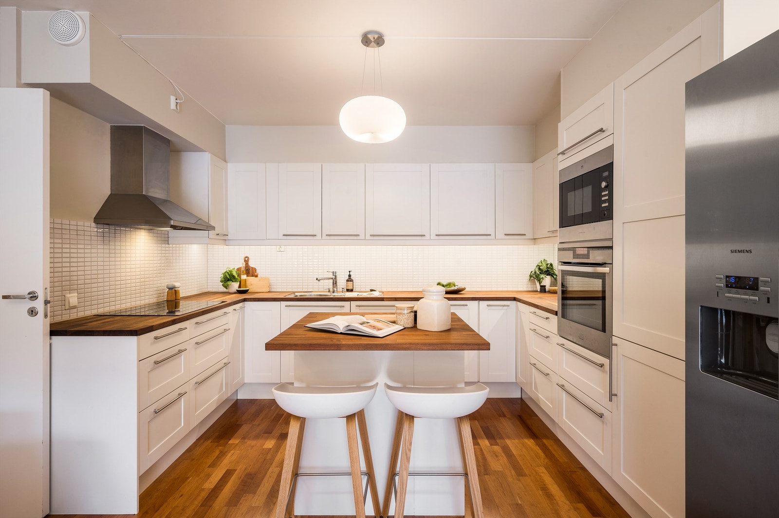 Det er rikelig med gjennomtenkt oppbevaringsplass, her er det ingen dype hyller under benken. Den gode benkeplassen gjør det enkelt å diske opp middager. Galleribilde