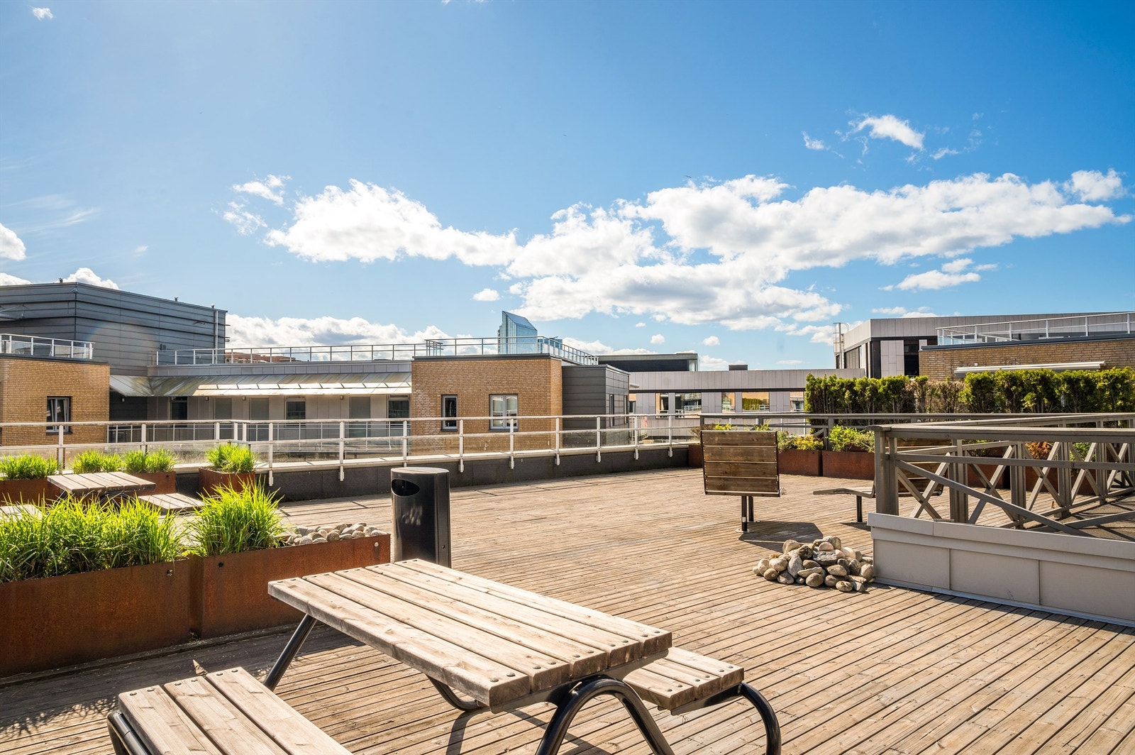 Takterrassen er innredet med sittegrupper og diverse fin beplantning. Galleribilde