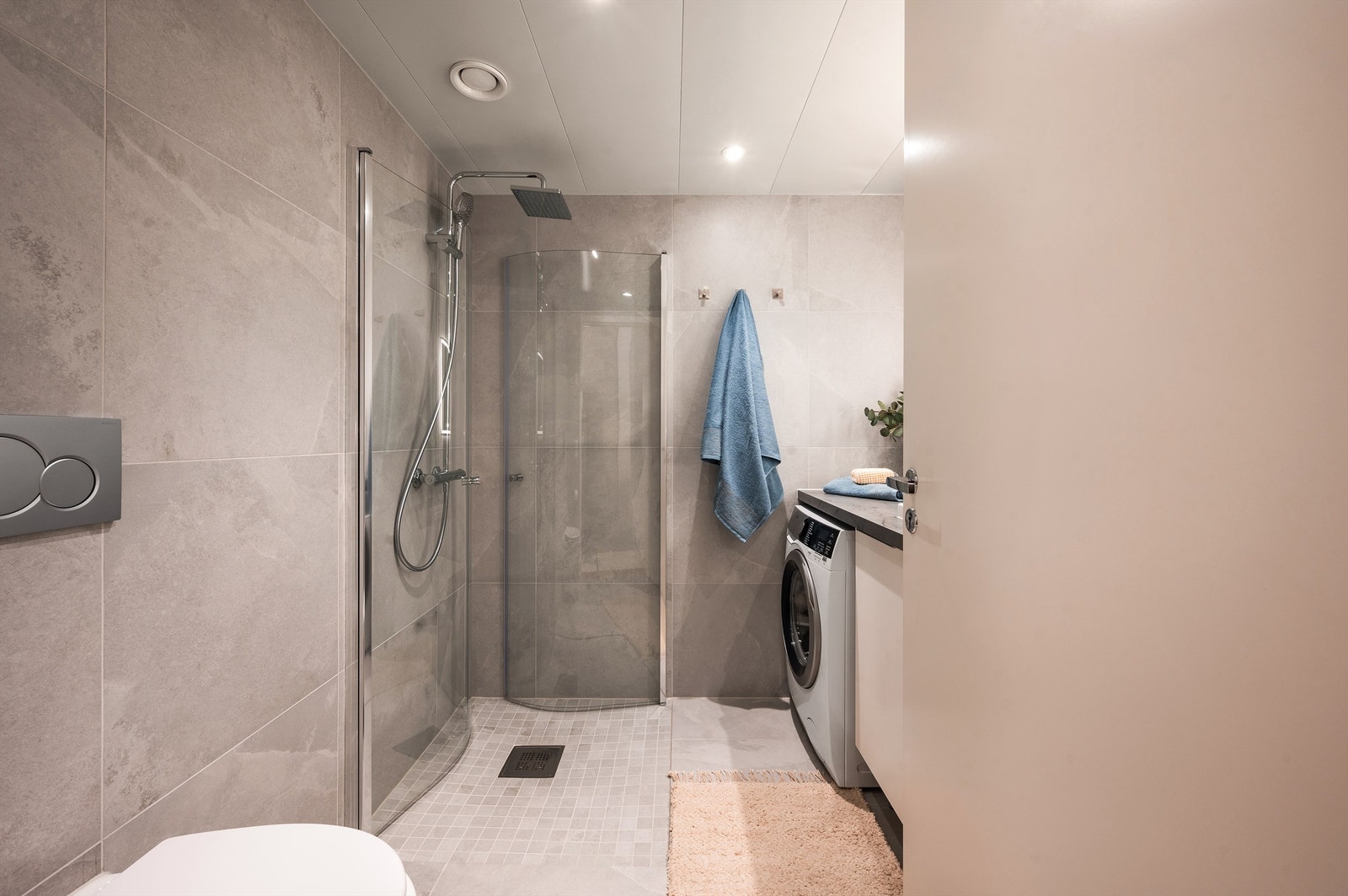 Videre har badet dusjhjørne med svingbare dører, hode- og hånddusj, samt vegghengt klosett. Det er et effektivt luftanlegg. Galleribilde