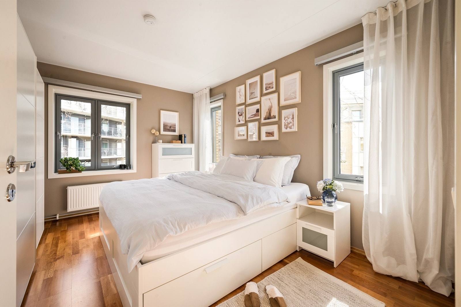 Hovedsoverommet er av god størrelse og kan enkelt innredes med både dobbeltseng og tilhørende nattbord. Galleribilde