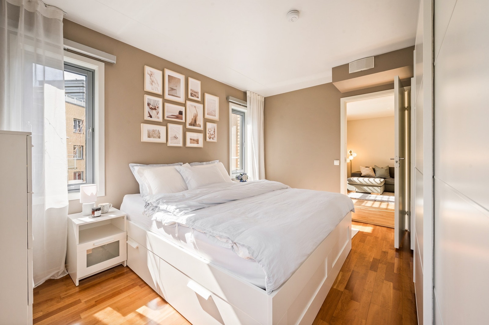 Soverommet oppleves lyst og luftig med en god romfølelse, og rikelig med morgensol fra to vinkler. Det er til-luft fra ventilasjonsanlegg. Galleribilde